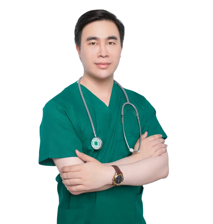 Doctor în halat verde chirurgical cu stetoscopul în jurul gâtului și brațele încrucișate.