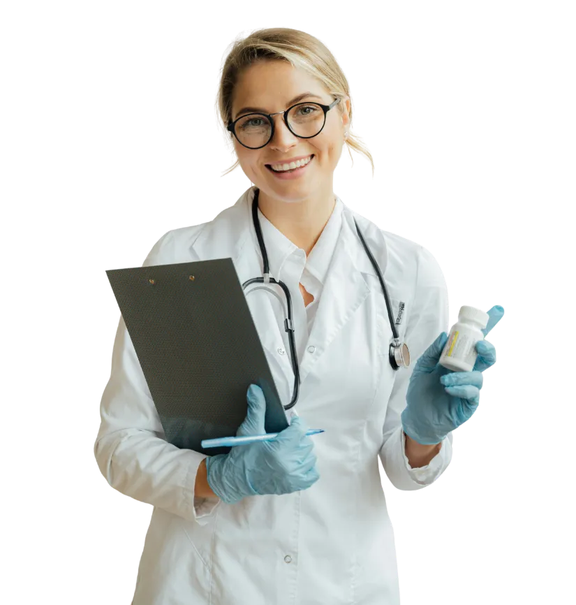 Doctoriță zâmbitoare în halat alb, cu stetoscop, ținând o agendă și un flacon de medicamente, purtând mănuși albastre.